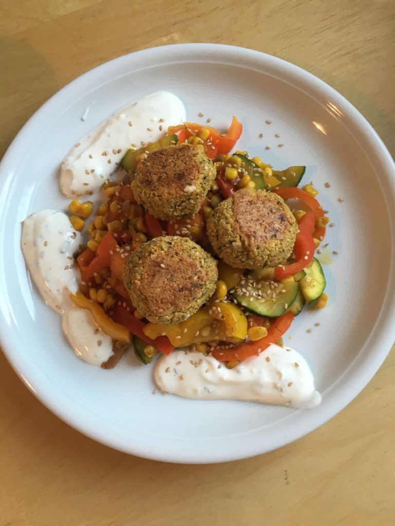 Falafel (aus dem Ofen, nicht frittiert) mit Gemüse in 35 Minuten ...